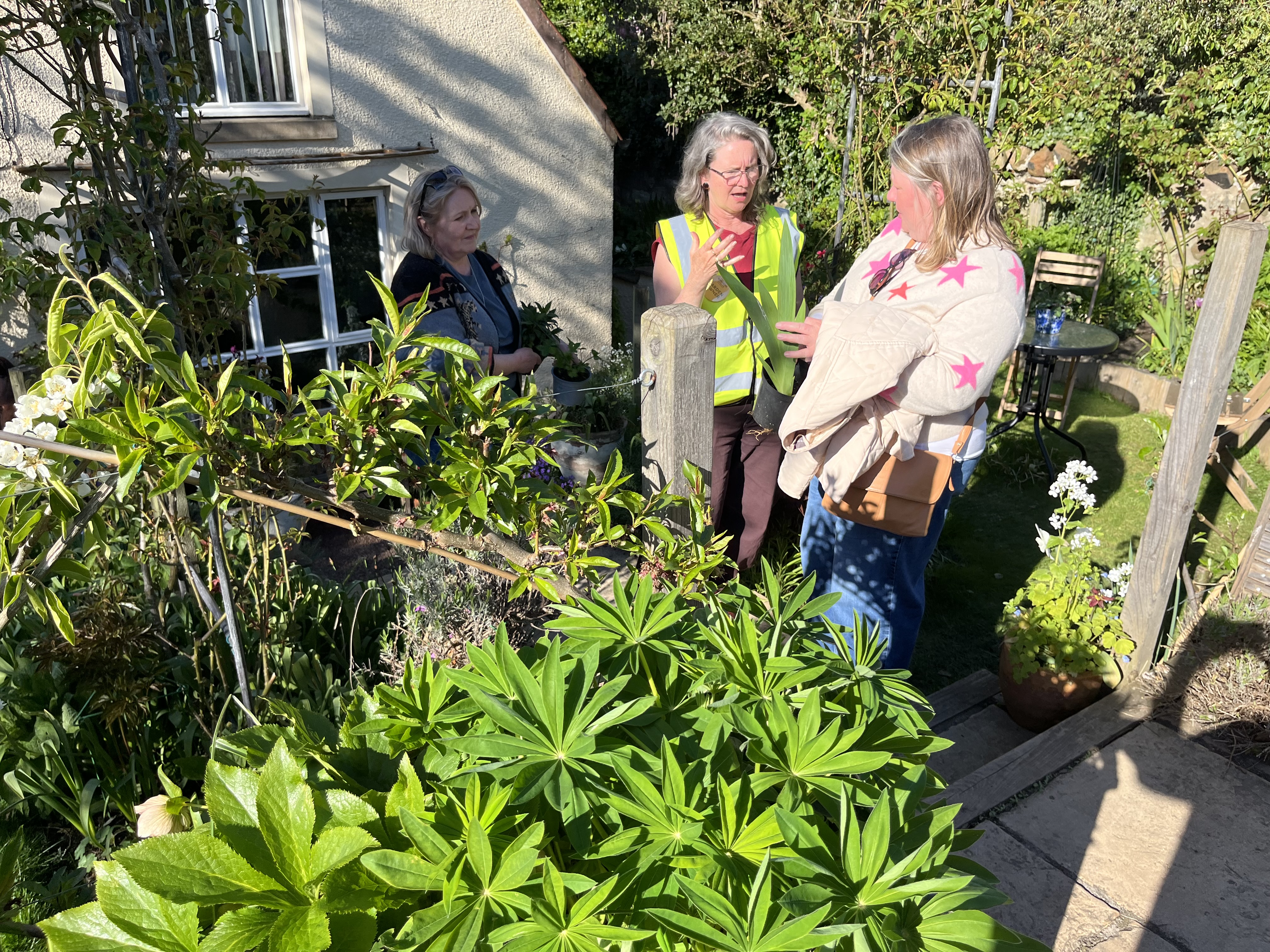 Mercat Cottage Garden - Apr 2026 - Sheila talking to visitors